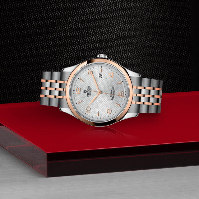 TUDOR 1926 M91651 0001 Layingdown